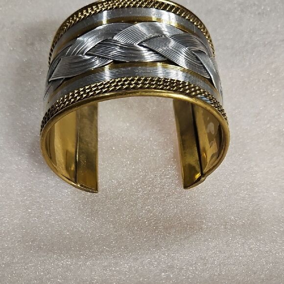 Vintage oversized cuff bracelet in two-tone metal with a braid detail. - Picture 4 of 4